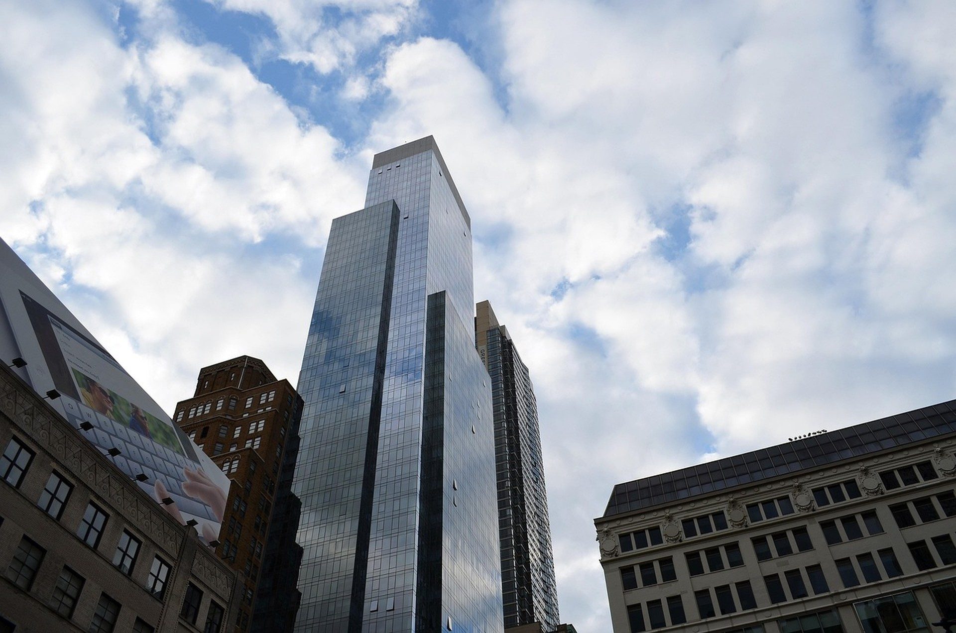 Institutional Multifamily in Supply-Constrained Manhattan Corridors